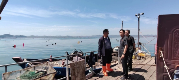 长海法庭庭长孙玉传（中）、法官程鑫（右）到海洋牧场调研 2023.08.30.jpg